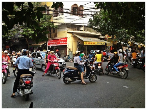 Khi đến Hà Nội, chúng tôi được thả xuống bên cạnh một con đường bận rộn đầy xe máy, và phải đi bộ thêm hai mươi phút để đến nhà nghỉ. Nhìn đường phố ở đây, tôi tin rằng muốn sang được bên kia đường bạn phải thật nhanh chân khi thấy có cơ hội, đừng lịch sự hoặc kiên nhẫn thái quá.